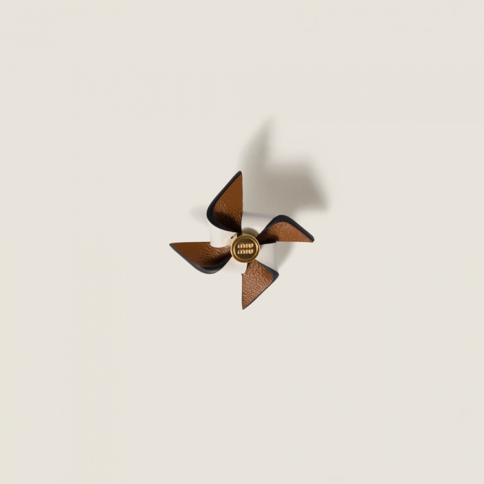 Miu Miu Leather pinwheel brooch - Cognac/White
